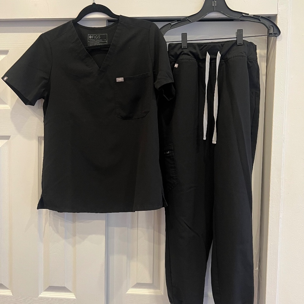FIGS Women’s Catarina scrub top and Zamora jogger pants black